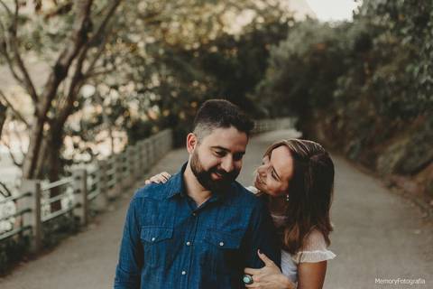 fernanda_e_thiago_ensaio_pre_casamento_urca_golden _retriever_memory_fotografia_pista_claudio_coutinho_mureta'