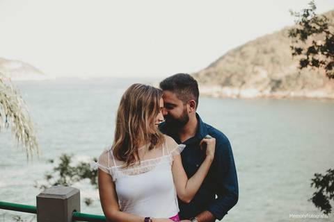 fernanda_e_thiago_ensaio_pre_casamento_urca_golden _retriever_memory_fotografia_pista_claudio_coutinho_mureta'