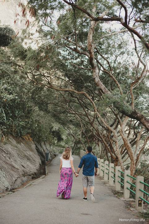 fernanda_e_thiago_ensaio_pre_casamento_urca_golden _retriever_memory_fotografia_pista_claudio_coutinho_mureta'