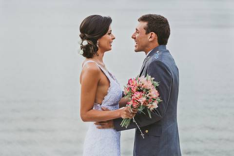 noiva, casamento, mini wedding, vestido de noiva, ensaio fotografico, buque de flores, noivo militar, cerimonial, decoração de casamento, maquiagem de noiva, casamento íntimo '