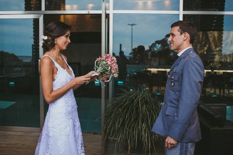 noiva, casamento, mini wedding, vestido de noiva, ensaio fotografico, buque de flores, noivo militar, cerimonial, decoração de casamento, maquiagem de noiva, casamento íntimo '