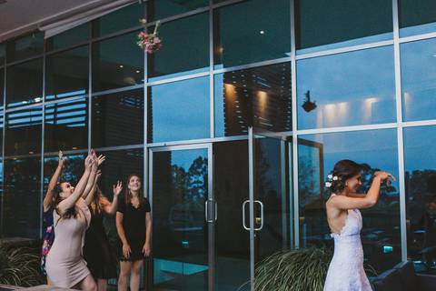 noiva, casamento, mini wedding, vestido de noiva, ensaio fotografico, buque de flores, noivo militar, cerimonial, decoração de casamento, maquiagem de noiva, casamento íntimo '