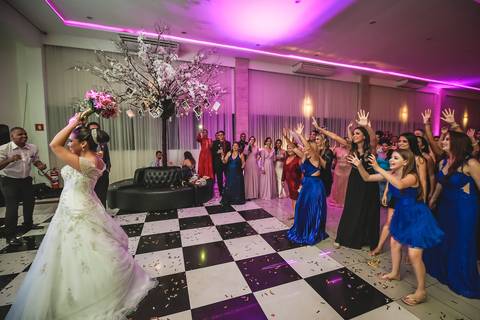 vestido de noiva, casamento, wedding, fotógrafo de casamento, noivos, buque de noiva, dress, festa de casamento, decoração de casamento, padrinhos de casamento, madrinhas, sapato de noiva, make de noiva'