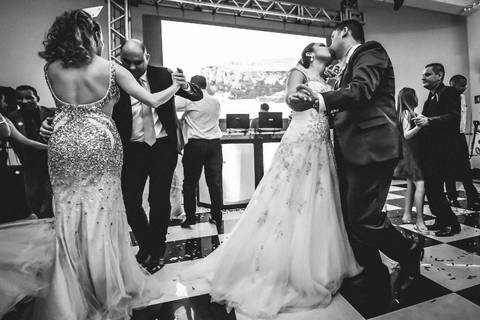 vestido de noiva, casamento, wedding, fotógrafo de casamento, noivos, buque de noiva, dress, festa de casamento, decoração de casamento, padrinhos de casamento, madrinhas, sapato de noiva, make de noiva'