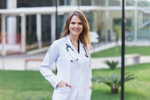 prova de toga, formatura, formanda, biomedicina, colação de grau, jaleco, toca, diploma, universidade, faculdade'