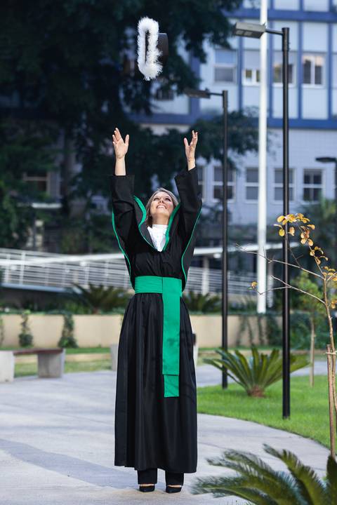 prova de toga, formatura, formanda, biomedicina, colação de grau, jaleco, toca, diploma, universidade, faculdade'