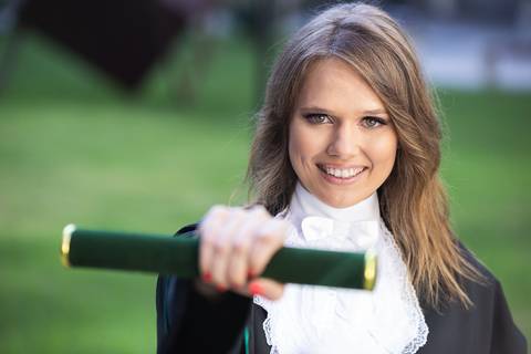 prova de toga, formatura, formanda, biomedicina, colação de grau, jaleco, toca, diploma, universidade, faculdade'