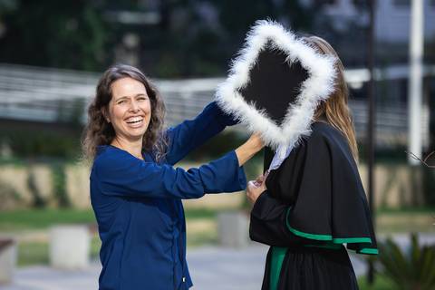 prova de toga, formatura, formanda, biomedicina, colação de grau, jaleco, toca, diploma, universidade, faculdade'