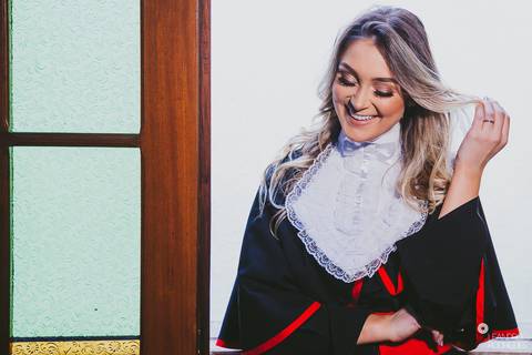 prova de toga, formatura, formando, barrete, diploma, biblioteca, direito, advogado, fotografia de formatura, fotógrafo de formatura, porto alegre, universidade, faculdade, colação de grau.'