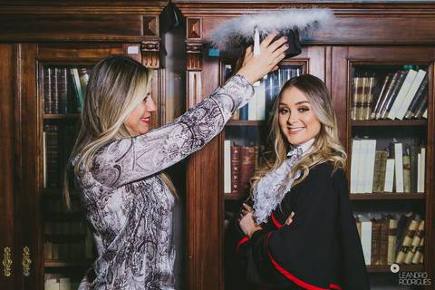 prova de toga, formatura, formando, barrete, diploma, biblioteca, direito, advogado, fotografia de formatura, fotógrafo de formatura, porto alegre, universidade, faculdade, colação de grau.'