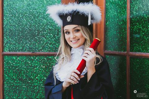 prova de toga, formatura, formando, barrete, diploma, biblioteca, direito, advogado, fotografia de formatura, fotógrafo de formatura, porto alegre, universidade, faculdade, colação de grau.'