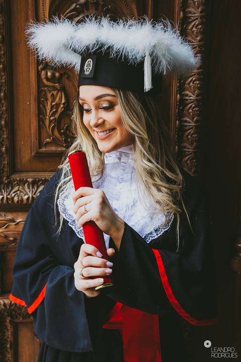 prova de toga, formatura, formando, barrete, diploma, biblioteca, direito, advogado, fotografia de formatura, fotógrafo de formatura, porto alegre, universidade, faculdade, colação de grau.'