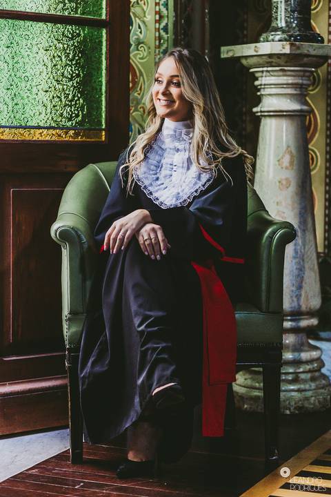 prova de toga, formatura, formando, barrete, diploma, biblioteca, direito, advogado, fotografia de formatura, fotógrafo de formatura, porto alegre, universidade, faculdade, colação de grau.'