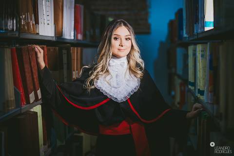 prova de toga, formatura, formando, barrete, diploma, biblioteca, direito, advogado, fotografia de formatura, fotógrafo de formatura, porto alegre, universidade, faculdade, colação de grau.'