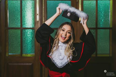 prova de toga, formatura, formando, barrete, diploma, biblioteca, direito, advogado, fotografia de formatura, fotógrafo de formatura, porto alegre, universidade, faculdade, colação de grau.'