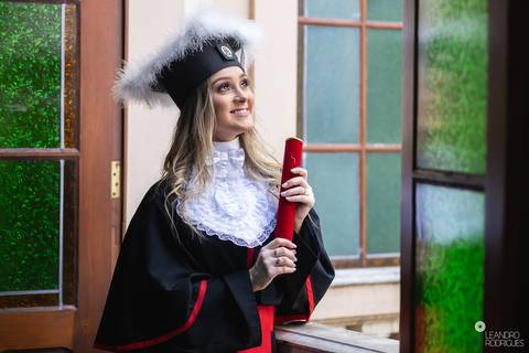 prova de toga, formatura, formando, barrete, diploma, biblioteca, direito, advogado, fotografia de formatura, fotógrafo de formatura, porto alegre, universidade, faculdade, colação de grau.'