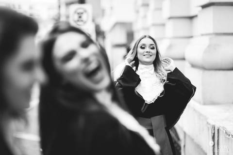 prova de toga, formatura, formando, barrete, diploma, biblioteca, direito, advogado, fotografia de formatura, fotógrafo de formatura, porto alegre, universidade, faculdade, colação de grau.'