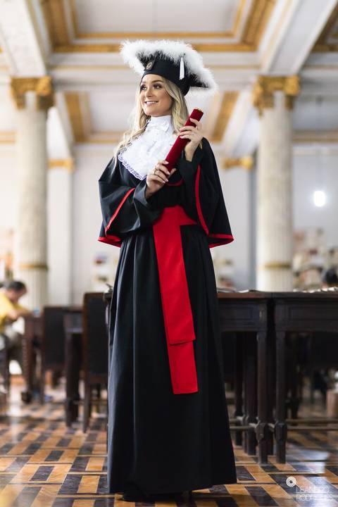 prova de toga, formatura, formando, barrete, diploma, biblioteca, direito, advogado, fotografia de formatura, fotógrafo de formatura, porto alegre, universidade, faculdade, colação de grau.'