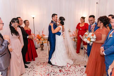 casamento, noivos, soriso noivos, vestido noiva, terno noivo, aliança noivos, beijo dos noivos'