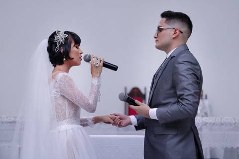 cantando para o noivo'