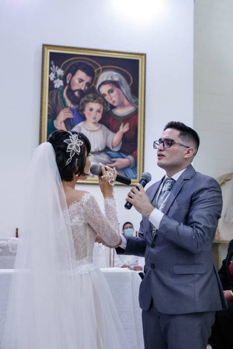 noivos cantando um para o outro'