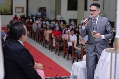 gratidão do noivo pela criação e apoio dos pais'