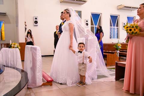 noiva casando com o filho que não sai de pertoe quer participar junto'