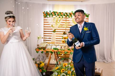 abrindo o champanhe, brinde dos recém casados'