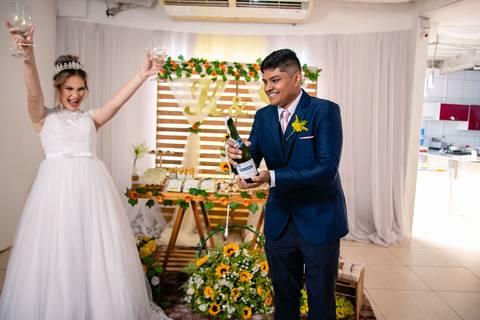 abrindo o champanhe, brinde dos recém casados'