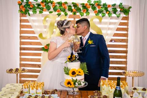 abrindo o champanhe, brinde dos recém casados'