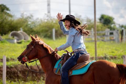 mulher galopando sorrindo'