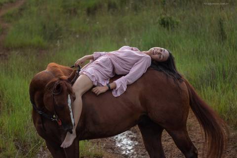 mulher deitada em cima do cavalo'