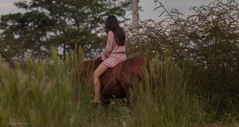mulher com seu cavalo na mata'