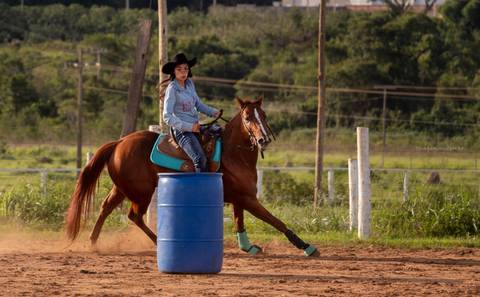 mulher praticando 3 tambores'