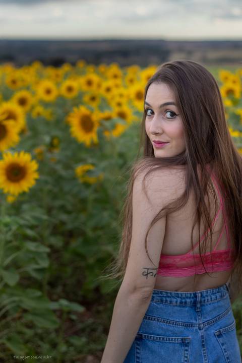 modelo no campo de girassol em ensaio fotografico em uberlandia thiagomoon'