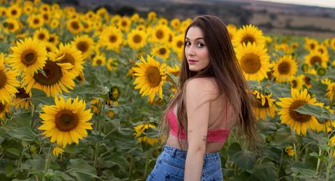 modelo no campo de girassol em ensaio fotografico em uberlandia thiagomoon'
