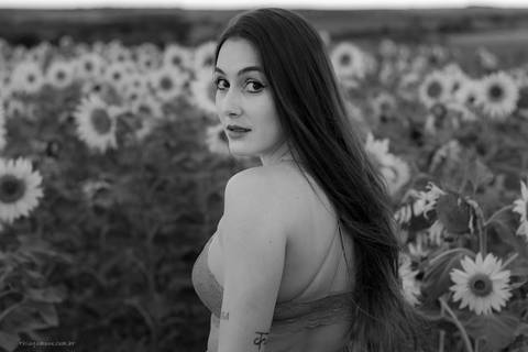 modelo no campo de girassol em ensaio fotografico em uberlandia thiagomoon'
