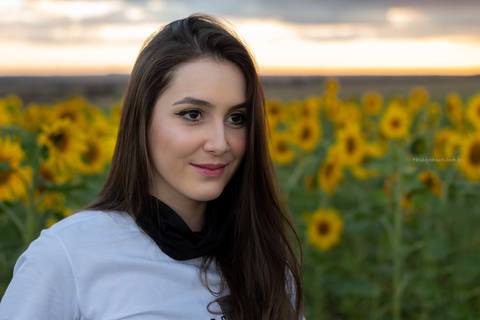 modelo no campo de girassol em ensaio fotografico em uberlandia thiagomoon'