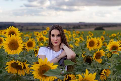 modelo no campo de girassol em ensaio fotografico em uberlandia thiagomoon'