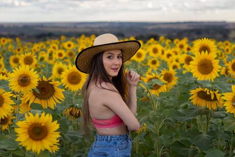 modelo no campo de girassol em ensaio fotografico em uberlandia thiagomoon'