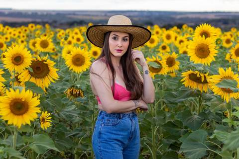 modelo no campo de girassol em ensaio fotografico em uberlandia thiagomoon'