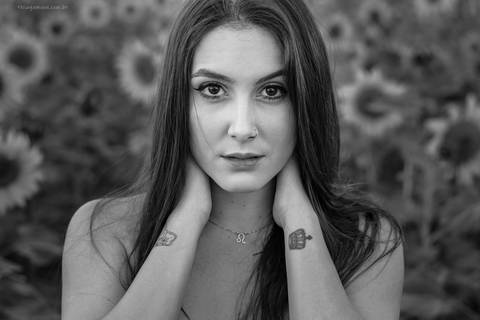 retrato de modelo com girassol em ensaio fotografico em uberlandia thiagomoon'