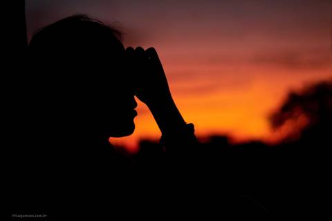 mulher em ensaio ao por do sol perfeito ensaio fotografico uberlandia thiagomoon'