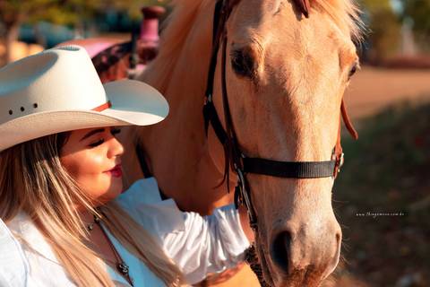 cowgirl com cavalo dourado clubedogalope'