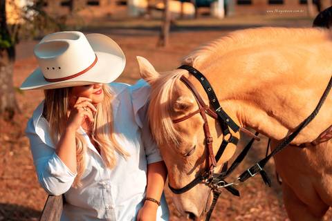 cowgirl com cavalo dourado clubedogalope'