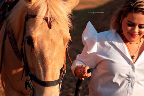 cowgirl com cavalo dourado clubedogalope'