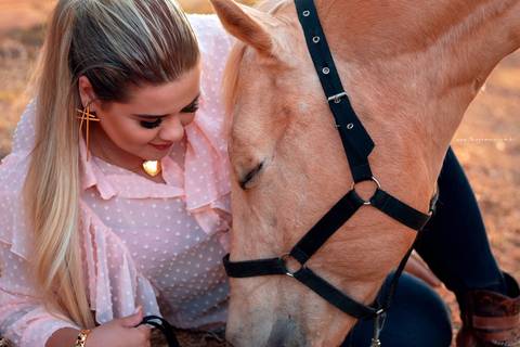 cowgirl com cavalo dourado clubedogalope'