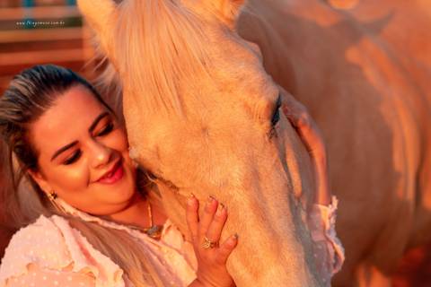 cowgirl com cavalo dourado clube do galope'