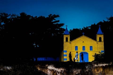 Prosa de amigos em frente a igreja em região próxima de Cananéia'