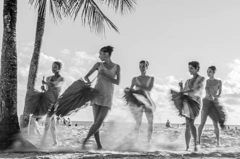 Apresentação do espetáculo Mulheres de Areia, na praia de Santos, pelo Ballet da Cidade de Santos'